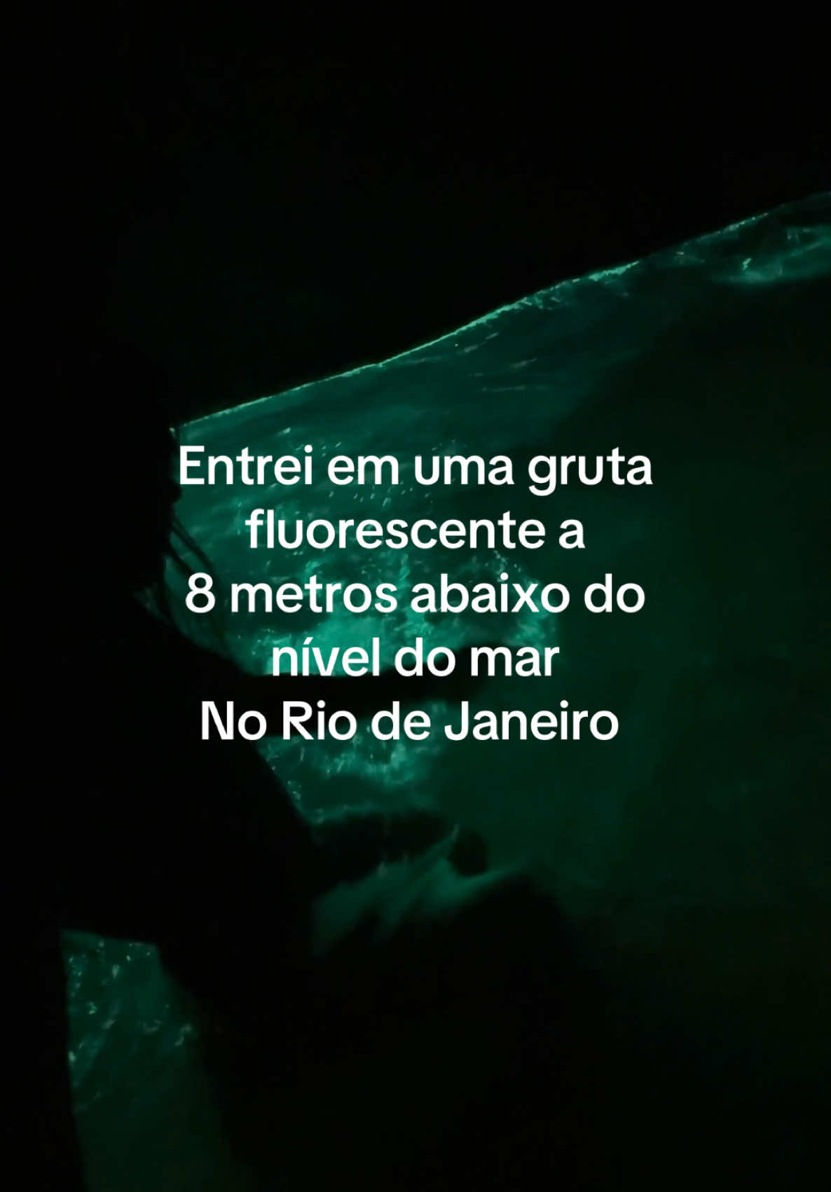 E fica localizada na Ilha Grande, um dos paraísos da região de Angra do Reis 🩵  Sou muito apaixonada pelo nosso Brasil 🇧🇷  Só existem duas grutas nesse estilo no mundo, uma no Brasil e outra na Italia.  @ilha.tour  #riodejaneiro #brazil #brasil #explorar #reels #viagens #americadosul #americalatina #grutaacaia #riodejaneiro #rj #praias #grutas #turismo 