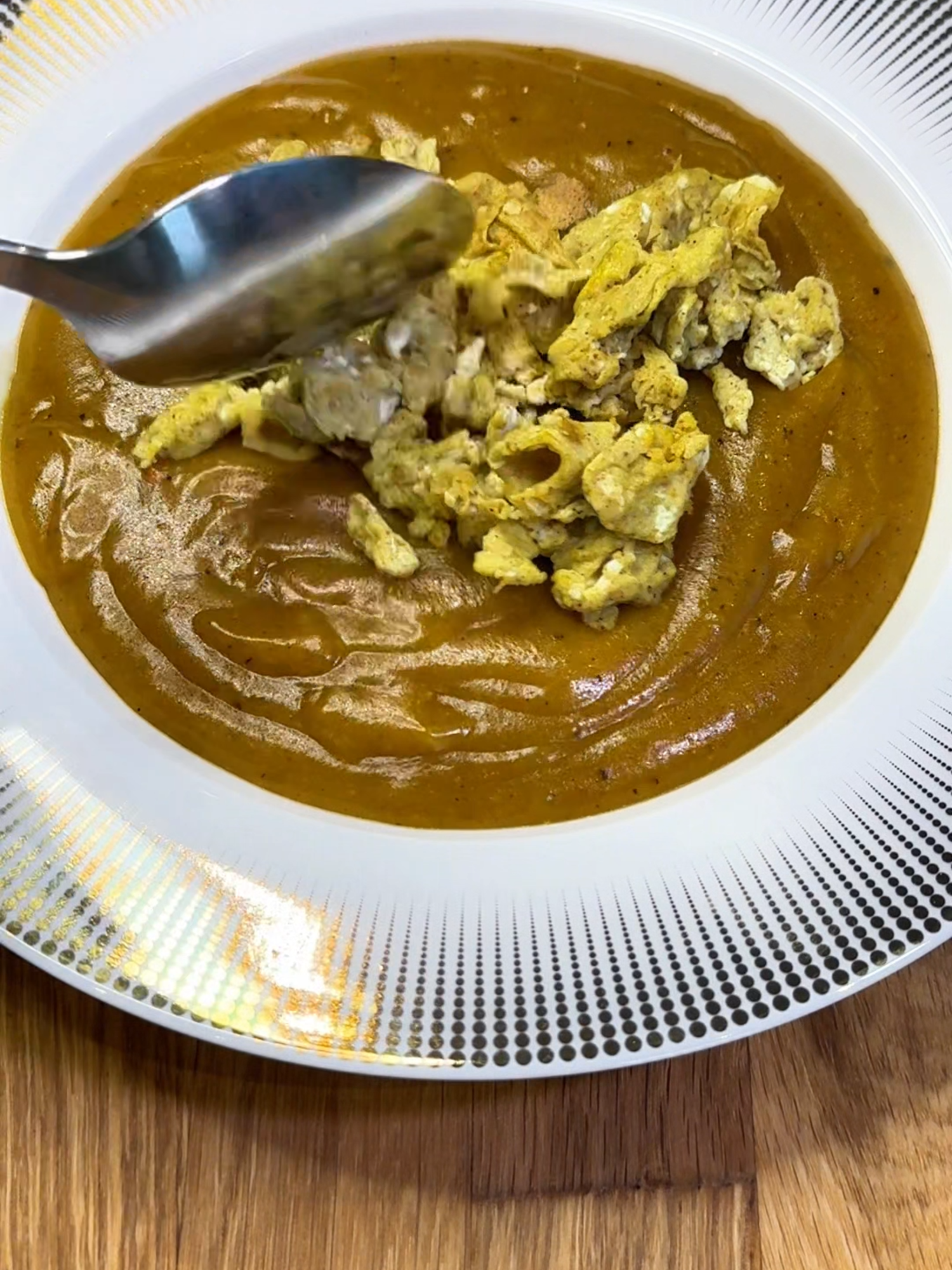 طريقة عمل العصيدة القطرية: المكونات: كوب طحين مشفشف ومنخول كوب سكر نص كوب زيت ملعقه صغيرة هيل وزعفران وزنجبيل وكركم وفلفل اسود وبزار مخلوط ورشة ملح ٤ أكواب ماي #قطر_الدوحة🇶🇦 #قطر #عصيدة#عصيده #قطريه🇶🇦 #حلويات#شعبيه #لقيمات