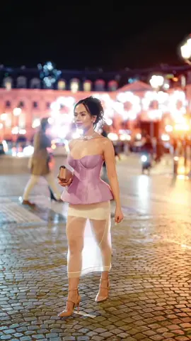 Strutting with style on a lovely evening in the City of Lights.✨🇫🇷 💚