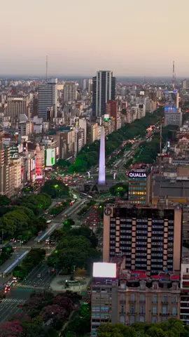 Buenos Aires ♥️ 📹 @tds_v (vía @buenosaires.ar) La avenida 9 de Julio es un ícono de Buenos Aires que, con su nombre dedicado al día de declaración de la independencia de la Argentina, es paso obligado para todo aquel que quiera llevarse una imagen típica porteña. La ley N° 8.885 que permitió su construcción fue de 1912 pero se inauguró recién en 1937, bajo la presidencia de Agustín P. Justo, con un trazado de cinco manzanas, desde Bartolomé Mitre a Tucumán.  Su creación previó el crecimiento del distrito y estuvo en línea con la ampliación de otras arterias como la avenida Corrientes que para su inauguración ya había ensanchado sus primeras cuadras. Un monumento privilegiado que vio crecer a la histórica avenida es el Obelisco, ya que fue levantado en la Plaza de la República en 1936 por obra del arquitecto Alberto Prebisch. Fuente: buenosaires.gob.ar