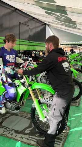 Got a chance to come out to Washougal with Dirt Bike Magazine to test out Kawasaki’s new 2025 KX250. Here are a few features that have changed. NEW Slim Ergonomic Bodywork, Quick-Release Side Cover, new Lightweight Aluminum Perimeter Frame, Downdraft-Style Intake Routing, Single-Shaft Primary Balancer, Showa rear shock and forks, Centrally Positioned Exhaust, Symmetrically Aligned Intake and Exhaust, new Power Modes, new Launch Control, Smartphone Connectivity, Traction Control (KTRC), ERGO-FIT Adjustable Handlebar And Footpeg Components, MX 34 Dunlop Front And Rear Tires, ODI Lock-On Grips, and more. Riding videos for you guys tomorrow 🔥 I can’t say any thoughts on the bike until next week. What do you guys think of the looks of this bike? @Red Bull Motorsports @Red Bull USA @MotoSport.com #KX250 #kawasaki #teamgreen