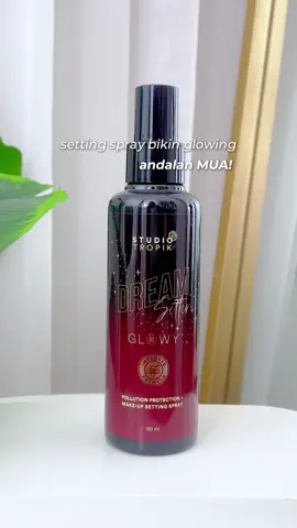 Pantesan aja jadi andalan MUA, soalnya bikin makeup lebih nyatu sama kulit dan tahan lama banget! Mana ada kandungan anti polusi dan finishnya glowy kayak glass skin 🥹✨ ##settingspray #dreamsetterglowy #studiotropik #rekomendasimakeup #localbrand #complexionexpert #MakeupRoutine #BeautyTok #makeupartist #settingsprayglowing 