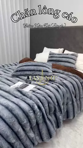 🌟 Celine – Tuyệt tác CHĂN LÔNG CÁO CAO CẤP từ Lasante 🌟 Nếu bạn đang tìm kiếm sự sang trọng và tinh tế, Celine chính là lựa chọn hoàn hảo. Với thiết kế mặt sợi lông cáo siêu mịn, mềm mại, chiếc chăn nhẹ như mây này sẽ ôm trọn cơ thể, mang lại cảm giác cực kì dễ chịu và êm ái mỗi khi sử dụng. ✨ Celine không chỉ giúp giữ ấm trong những đêm đông lạnh giá mà còn tạo cảm giác như được nâng niu, giúp bạn thư giãn và nhanh chóng đi vào giấc ngủ ✨ Với vẻ ngoài tinh tế, chất liệu xịn sò cùng tông màu style Ombre cực kì sang trọng, Celine sẽ biến phòng ngủ của bạn thành không gian đẳng cấp thượng lưu! 👉 Lasante hân hạnh mang đến cho bạn một sản phẩm đẳng cấp vượt trội, đảm bảo bạn sẽ yêu ngay từ lần chạm đầu tiên! :b :b