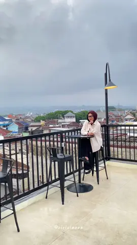 Kafe di Malang yang cantik, vibesnya asik banget buat wfc, nugas, ato nongkrong.   #cafemalang #kafcoffee #kafcoffeemalang #malangcoffeeshop #malangfoodies #malangviral #coffeeshop #coffeeshopmalang #visitmalang #rekomendasicafe 