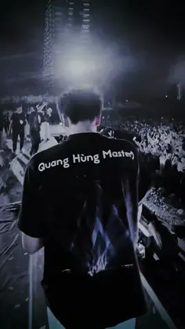 Lưng ảnh gấp đôi tuii luôn á #qh #quanghungmasterd 
