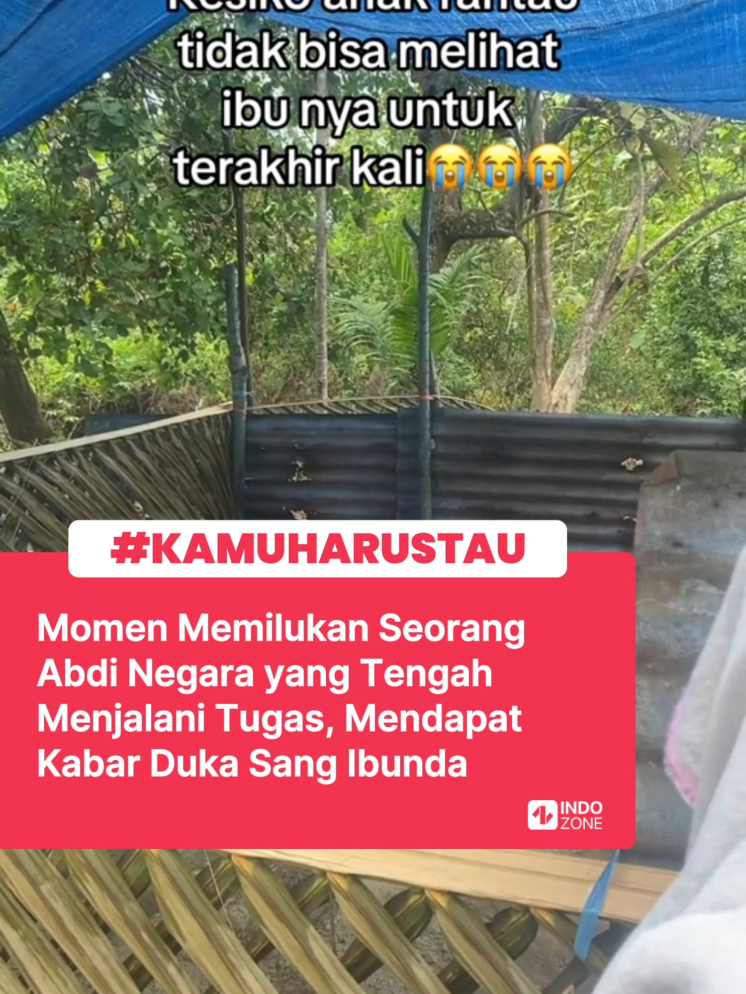Baru-baru ini viral di media sosial, momen memilukan seorang abdi negara yang tengah menjalankan tugasnya.  Kabar duka menyelimuti dirinya ketika ia menerima informasi bahwa sang ibu telah meninggal dunia.   Meskipun telah berusaha sekuat tenaga untuk pulang ke kampung halaman, perjalanan yang lama dan melelahkan menghalanginya untuk bertemu dengan ibunya untuk yang terakhir kalinya.   Di dalam video tersebut, kita bisa melihat bagaimana ia berusaha menahan kepedihan saat berada di pemakaman, di mana ibunya telah dimakamkan. Dalam keadaan penuh emosi, anak itu tampak terpuruk, mencari pelipur lara dengan memeluk makam sang ibu, tempat di mana ia merasa dekat dengan orang tercintanya.  Video: TikTok/akungabuttz07  [Baca berita dan informasi menarik lainnya hanya di www.indozone.id]