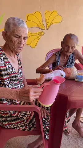 Brincando de casinha elas são muito lindas e de quando chegaram pra ficar com a gente elas sempre se dão bem, uma amizade lindaaa 🥹❤️