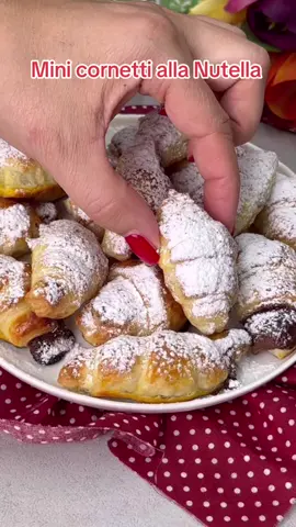 MINI CORNETTI ALLA NUTELLA con solo 3 ingredienti, facili, veloci e golosissimi. Perfetti se avete voglia di dolce 🤤 Fatemi sapere se li proverete: Ingredienti per 16 pezzi: 1 rotolo di pasta sfoglia rotonda 16 cucchiaini di Nutella Zucchero a velo qb Tuorlo+latte per spennellare Cuocere 20 minuti 200°