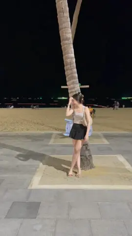 #เมือเรายืนรอน้องใต้ต้นมะพร้าว กะจะยืนพิงไม่ได้เลยไง😂 #พัทยา 