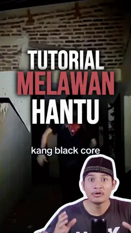 TUTORIAL MELAWAN HANTU Lah maoi aporu ha kali ini pakwo mau menceritakan sebuah cerita dari masa khalifah dahulu ntah betul atau tidak ceritanya ini tapi bisa menginspirasi kita melawan hantu, kekmana caranya tu pakwo? Dikisahkan dahulu ada seorang sahabat hendak pergi sholat shubuh ke mesjid, namun karena saat itu masih gelap gulita karena karena belum ada lampu dan dia tidak membawa bara api, sehingga dia pun terjatuh ke lubang  yang berisi genangan air dan mengakibatkan bajunya jadi kotor Ia pun kembali pulang untuk ganti baju, lalu kembali menuju ke mesjid. Namun sayangnya iya kembali jatuh di lubang yang sama, sehingga dia pulang lagi kerumah untuk ganti baju, dan lagi-lagi dia terjatuh di lubang yang sama. Dan saat dia akan melewati jalan yang sama untuk kesekian kalinya tiba-tiba saja ada seorang pemuda yang berdiri di dekat lubang tersebut sambil membawa bara api sebagai penerangan, pemuda tersebut pun berkata “ada lubang disini wahai tuan, jika kau ingin ke mesjid mari aku bantu antarkan” Mereka berdua pun langsung menuju ke mesjid, namun sesampainya di mesjid tiba-tiba sahabat tadi sangat terkejut saat mengetahui ternyata pemuda tadi adalah syaitan yang suka mengoda orang untuk tidak melaksanakan sholat. Sahabat pun bertanya “loh kamukan setan? Kenapa bantu aku untuk datang ke mesjid” Syaitan pun membalas “saat kamu pertama kali jatuh di lubang tadi, semua dosa mu dihapuskan, saat yang kedua kali, semua dosa keluarga di hapuskan, saat ketiga kali semua dosa sanak saudara mu dihapus, dan hampir saja yang terakhir kali tadi jika kamu jatuh lagi, seluruh dosa umat manusia di hapuskan” Sahabat pun sangan terkejut dan syaitan pun hilang begitu saja. Begitulah cerita nya, jadi kawan” pakwo kalau kalian di ganggu setan atau hantu ucapkan “Alhamdulillah” karena kita baru saja dapat pahala atau dosa kita dihapuskan, jadi jangan takut lagi sama hantu ya #hantu #melawanhantu #khalifah #sahabat #arab #sejarah #tutorial #fyp #fypシ 
