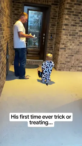 Trick or Treating Funny Moments 😂 #trickortreats #halloween #halloweencustomes #kids #kidsoftiktok #funny #funnykids #funnyhalloween #traditionalday 