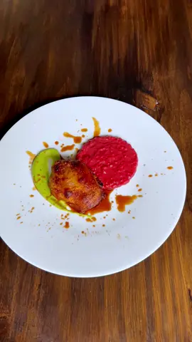 Confit de pato, risotto de remolacha, puré de guisantes y jugo de ave🦆✨ Un plato que a simple vista ya destaca por su contraste de colores y sabores que además también contrasta en texturas.  Receta explicada paso a paso en mi perfil de @Gronda 💙 Enlace en mi perfil🔥