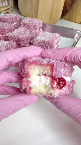 Lamington cake ..| كيك اللامنغتون الاسترالي ..🍰 مقادير الكيك الاسفنجي (بحرارة الغرفة) :  ٤٠ جرام دقيق . ٦٠ جرام نشاء الذرة. ربع ملعقة صغيرة بيكنج باودر. ربع ملعقة صغيرة ملح. ٤ حبات بيض كبيرة ( نفصل البياض عن الصفار). ملعقة صغيرة خل. ١٣٢ جرام سكر ( نصفه مع البياض والنصف الثاني مع الصفار) . ٣٠ جرام زيت نباتي. ڤانيلا. الطريقة: - نخفق البياض مع الخل على سرعة عالية دقيقتين ثم نضيف السكر أثناء الخفق على دفعات ونستمر في الخفق من ٧ إلى ٨ دقائق. - نخفق الصفار مع السكر مع الڤانيلا مدة ٥ دقائق حتى يصير لونه فاتح، نوقف ونضيف الزيت. - ناخذ جزء بسيط من البياض ونخلطه مع الصفار بالسباتشولا بحركة دائرية وبشويش حتى ما ينفش معنا الخليط. - نضيف الدقيق المنخول ونخلط بنفس الطريقة حتى يختفي الدقيق. - نضيف باقي البياض ونخلط على مهل حتى يتجانس تماماً. - نحطه في صينية مربعة مقاس ٢٩ سم. - نخبزه في فرن مسبق التشغيل على حرارة ١٨٠ من ٢٥ - ٣٠ دقيقة. - اذا طلعناه من الفرن نترك الصينية تبرد بالمقلوب. - نطلعها من القالب بعد ماتبرد ونخلي الكيك يبرد ليلة كاملة بالثلاجة.  صوص الكيك عبارة عن: مربى توت سخنته في المايكرويف وصفيته وطلع معي هذا الخليط خففته بشوي موية بس لا تخففونه مره لازم يكون القوام ثقيل شوي حتى ما يشربه الكيك. نغطيه بجوز الهند ونتركه يبرد ونحشيه بأي حشوة تفضلونها وممكن بدون حشوة ينوكل مع قهوة سوداء لذذذيذ جدا الطعم غيمة حرفياً🥺💖.  ——- #explore #lamington #cake #اكسبلورexplore  #كيك_لامنغتون  