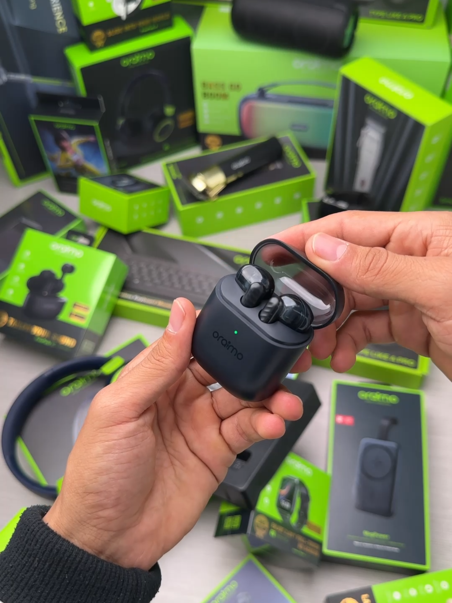 غمر نفسك في تجربة صوت محيط 360° مع سماعات oraimo FreePods Neo! 🎧✨ استمتع بجودة صوت استثنائية تدوم حتى 50 ساعة بلا توقف. هل أنت مستعد لاستكشاف كل زاوية من الصوت؟ 🔥🌍 اكتشف المزيد واطلب الآن عبر موقعنا: [ma.oraimo.com] #oraimo#FreePodsNeo #صوت_محيطي #تجربة_استثنائية