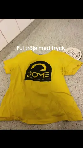 Ta bort tryck från kläder: Använd nagellacksborttagning  Dutta på trycket Gnugga med något vasst tills det går bort, nagel gick jättebra Tvätta innan användning  #kläder #taborttryck #DIY #diyproject #stylish #thriftflip 