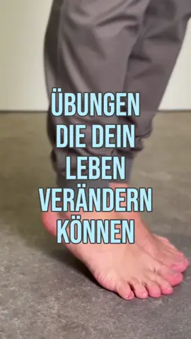 FOLGE MIR, wenn du weißt, dass deine Füße zwar sehr wichtig für deine Gesundheit sind, du ihnen aber bisher zu wenig Aufmerksamkeit geschenkt hast! 🦶 Deine Füße sind das Fundament deiner Stabilität und Balance! Ohne starke und gesunde Füße kann dein gesamter Körper aus dem Gleichgewicht geraten. 🦶 In meinen Übungen lege ich besonderen Wert auf die Kraft deiner Füße, Hüfte und deines Rumpfes – diese Bereiche sind entscheidend, um deinen Körper stabil und beweglich zu halten. Mit meiner Routine aus 6 gezielten Übungen (jeweils 20 Wiederholungen pro Seite) stärkst du deine Fußgewölbe, verbesserst deine Flexibilität und linderst Beschwerden wie Plattfüße oder Ballenzehen. Gesunde Füße bedeuten nicht nur weniger Schmerzen, sondern auch eine bessere Haltung und Balance. 👉 Integriere diese Routine täglich in dein Training und spüre den Unterschied in deiner Stabilität, Balance und Mobilität. FOLGE MIR für wertvolle Tipps und funktionelle Übungen, die deine Füße, Hüfte und deinen Rumpf gezielt stärken – für einen stabilen und schmerzfreien Alltag! 💪 #schmerzfrei #trainingzuhause #HomeWorkout #TrainAtHome #NoGymNoProblem #BodyweightTraining