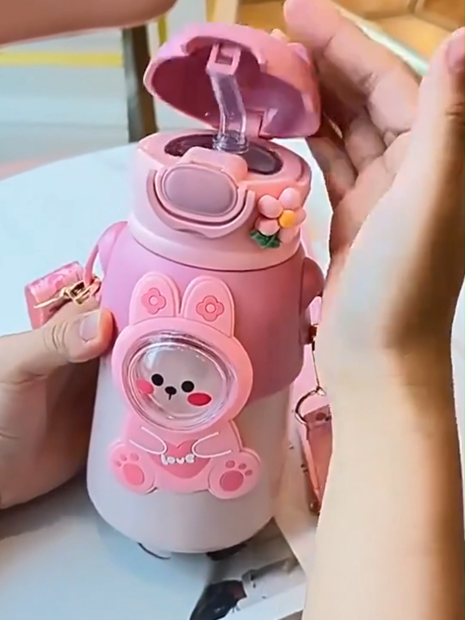 Garrafa térmica infantil com canudo e alça 500ml  Link na bio #achadinhosdashopee