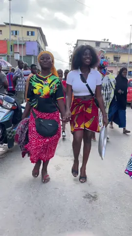 Le sentiment de participer à rendre l’autre joyeux …  Souriez , danser , partager l’amour autour de vous … 🎥: @ᗪᗩᗷSOᑎ 🤪  #inadebelle #dance #street #fyp 