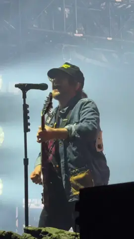 take aim at myself, take back what you said🖤 #falloutboy#petewentz#patrickstump#andyhurley#joetrohman#fob#somuchfortourdust#thnksfrthmmrs#falloutboytour#fobconcert#falloutboyconcert#emo#emoband#poppunk#somuchforstardust#somuchfortourdust#fobedit#fobedits#fobsongs#falloutboysongs#foryou#foryoupage#tiktokviral#viral#concerts#concertfootage#concertcontent#somuchfor2ourdust#2ourdust#fobtok #emobands #musician #singer #vocalist #leadsinger #band #bands #alternativerock#punk #punkrock #poppunk