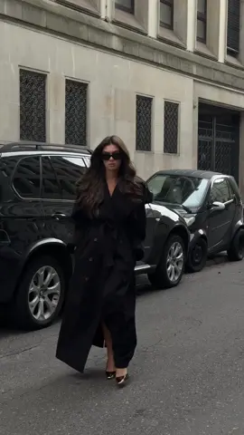 Back to the game with perfect trench @LaMania #blacktrench #lamaniafashion #lamaniatrench #trench2024 #warsawfashion 