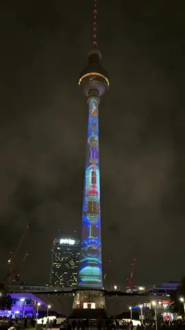 🗼🪩🎂 55 JAHRE BERLINER FERNSEHTURM 🎉🎉🎉 Für alle, die die Geburtstagsprojektion auf dem #Fernsehturm heute nicht sehen können: dieses Video ist für euch 🫶🏼 Diese Projektion ist nur für den heutigen 55. Geburtstag des Berliner Fernsehturms und dient schon mal als Vorgeschmack auf das morgige @Festival Of Lights Berlin sein 💫 🗼🪩🎂 55 YEARS BERLIN TV TOWER 🎉🎉 For all those who can’t see the special birthday projection on the #berlinerfernsehturm today: this video is for you 🫶🏼 This projection is only for today‘s 55th birthday of the Berlin TV tower and is intended as a foretaste of tomorrows #berlinfestivaloflights 💫 #berlinnow #viral #fyp #berlintagundnacht #lightart #festivaloflights #berliner #berlintiktok #berlinlebt #berlincity #tvtower #birthday #celebration #berlingo #berlino #mustdo #mustsee 