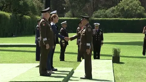 🇲🇽 💪 Ceremonia de Salutación de las Fuerzas Armadas y la Guardia Nacional a nuestra Comandante Suprema, Claudia #Sheinbaum, en el Campo Marte. Un reconocimiento al compromiso y valentía de quienes protegen a México. ¡Juntos por un país más fuerte y seguro! #FuerzasArmadas #México #SEDENA #semar #fuerzaaereamexicana #campomarte #FuerzaMéxico #ceremoniadesalutacion #ejercitomexicano