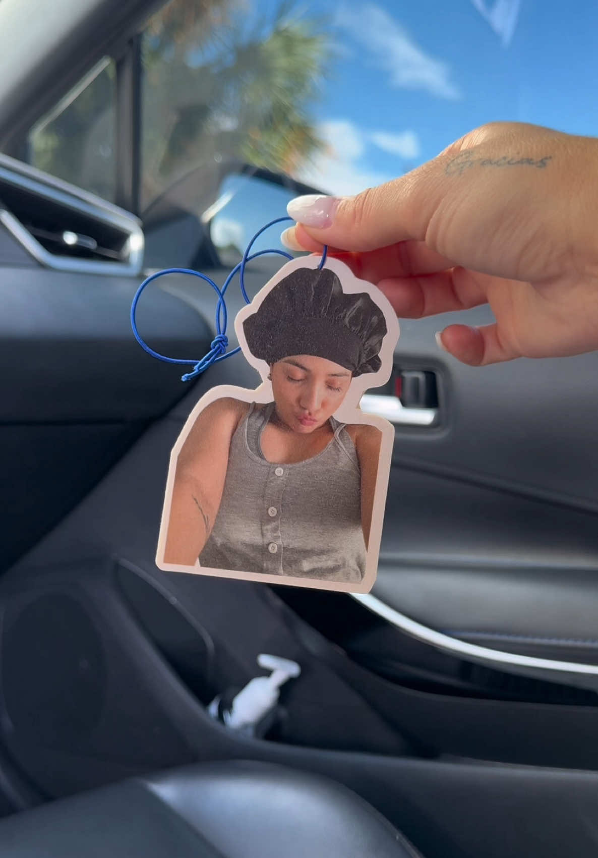 Tóxica pero detallista 😂 @Customfreshies OFERTA RELÁMPAGO ‼️  #photocarairfreshner #tiktokshopfinds #ambientadorpersonalizado #ambientadorparacarropersonalizado 