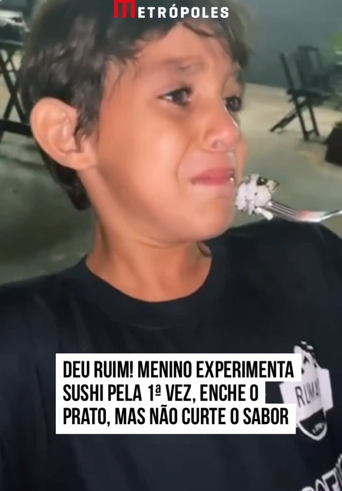 A primeira vez em que se experimenta #sushi a gente nunca esquece! A #culinária #japonesa é uma daquelas que dividem #opiniões. Foi o que aconteceu com um rapazinho que se empolgou, acabou enchendo o prato, mas estranhou os sabores diferentes.  Para evitar o desperdício, a mãe faz o menino comer o que colocou em excesso. Ele vai às lágrimas, e a irmã mais velha decide registrar todo o momento.  O que acharam? Você é do time que ama ou odeia sushi?  #TikTokNotícias  📹  @emileandrade2 | @myhoodbr