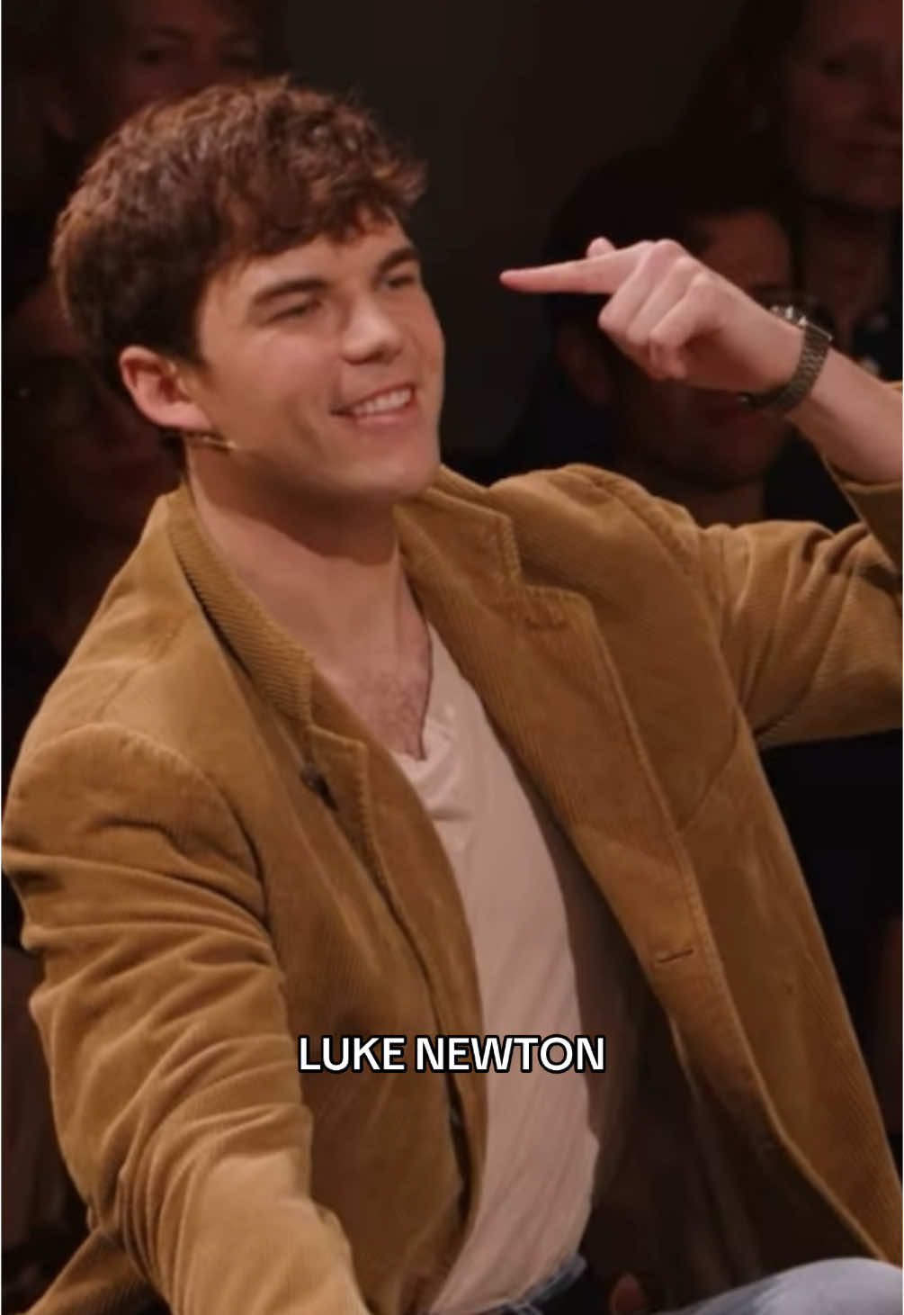 It’s always neat to see where actors start and where they are now. Like Luke Newton was in a boy band, and now he was one of the leading men on one if the biggest shows in tv. Let that defs be a lesson to never give up on a dreams and always imagine yourself in a better spot than you are today🩷 #lukenewton #bridgerton #bridgertonnetflix #colinbridgerton 
