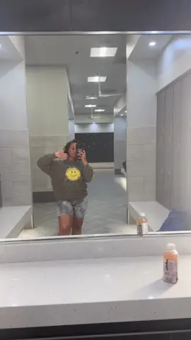 Happy Friday Eveeee 👏🏽 I can smellllll Friday baby 😂 and I am looking forward to it anyway I am back in the gym and mentally we just go together reallll badddd 🤞🏽Whats that thing you do to make you feel good as a mother or woman? That feel good  nonnegotiable? #fyp #fypage #fyppppppppppppppppppppppp #sahm #relatablemom #workingmomlife #CapCut 