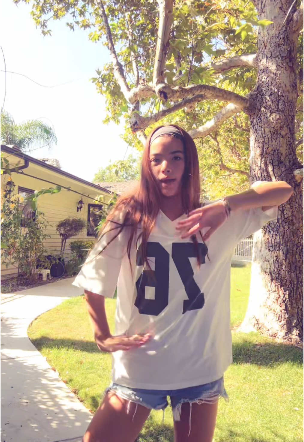 the vine was in my way 🤺 #OOTD #outfitideas #edikted #levi501s #maliaoreilly 