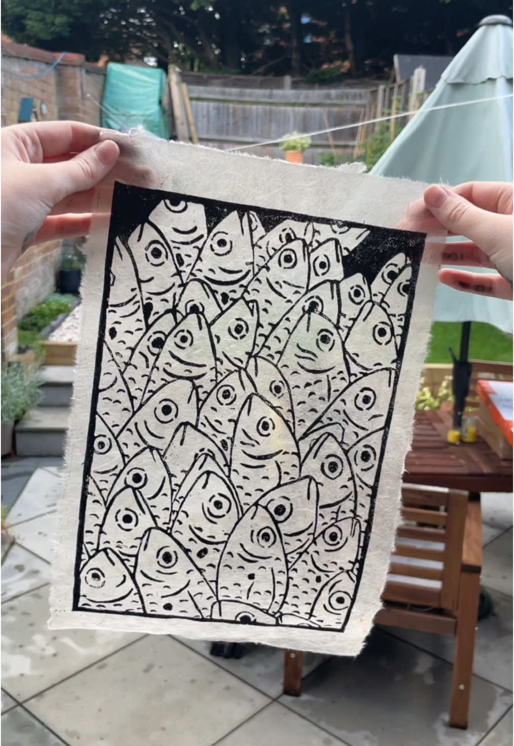 A cool thing about this paper, is that you can add some coloured card behind when you go to frame it as a way to customise the colour :) #fishart #fishies #fishes #fish #smallartist #printmakingprocess #printmaking #handmadepaper #loktapaper #lino #linoprinting #linocut #inkart #oddart #weirdart 