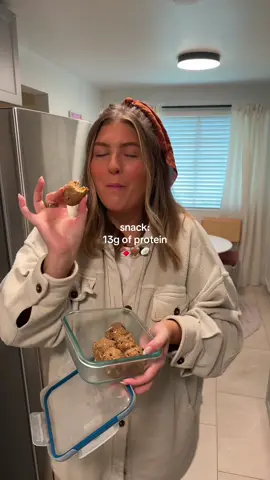 today was such a fun food day !! 🍪💛✨ the food lineup is below 👇🏼  breakfast: homemade sausage egg & cheese breakfast sandwich snack: seed cycling peanut butter protein balls lunch: white chicken chili dinner: apple cider pulled pork bowls dessert: pumpkin chocolate chip cookie bars  #realisticwhatieatinaday #highproteinmealideas #whatieatinadayrealistic 