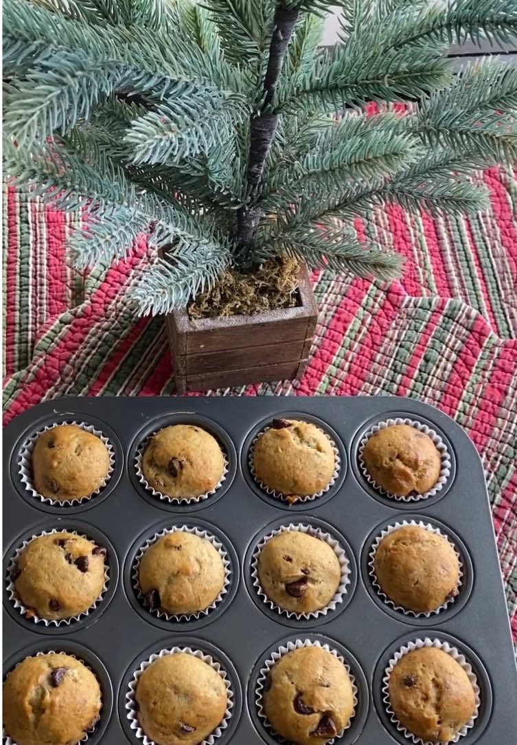𝘉𝘢𝘯𝘢𝘯𝘢 𝘤𝘩𝘰𝘤𝘰𝘭𝘢𝘵𝘦 𝘤𝘩𝘪𝘱 𝘮𝘶𝘧𝘧𝘪𝘯𝘴🎄🎁cd: 83 days!☃️❄️#christmas #baking #holiday #new #snow #viral #fyp #foryou #christmasaesthetic #foryoupage 