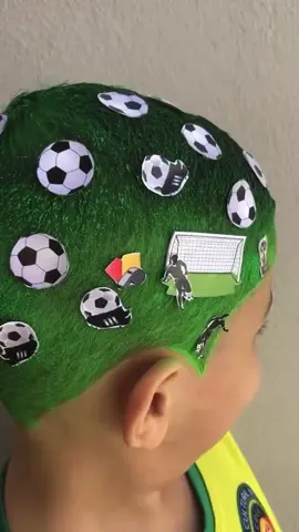 Cabelo Maluco para os Meninos ⚽️🏟️ Para os meninos que são apaixonados por futebol, esse cabelo maluco será sucesso!!  Marque aqui uma mamãe que vai amar essa inspiração 👇 🛒 Confira os itens disponíveis na loja  Vídeo @Andreina Carvalho  #diadascrianças #diadascriancas #semanadacriança #cabelomaluco