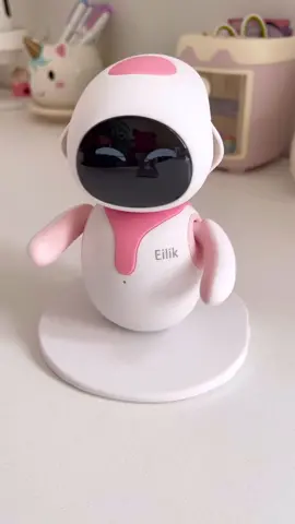 ¡Conoce a Eilik, tu nuevo compañero robótico! 🤖✨ Este pequeño robot es más que una simple máquina; es interactivo, divertido y está listo para hacerte la vida más fácil. Desde ofrecerte momentos de entretenimiento y muchas diversión, Eilik es perfecto para cualquier hogar. ¡Descubre sus increíbles funciones y cómo puede transformar tu día a día! #Eilik #RobotsInteligentes #tecnologíaDivertida #chile #santiago #lascondes #chicureo #dubidubidu #fyp #regalo #navidad #niños #levelstore 