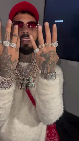 #anuel Muestra sus nuevas prendas 