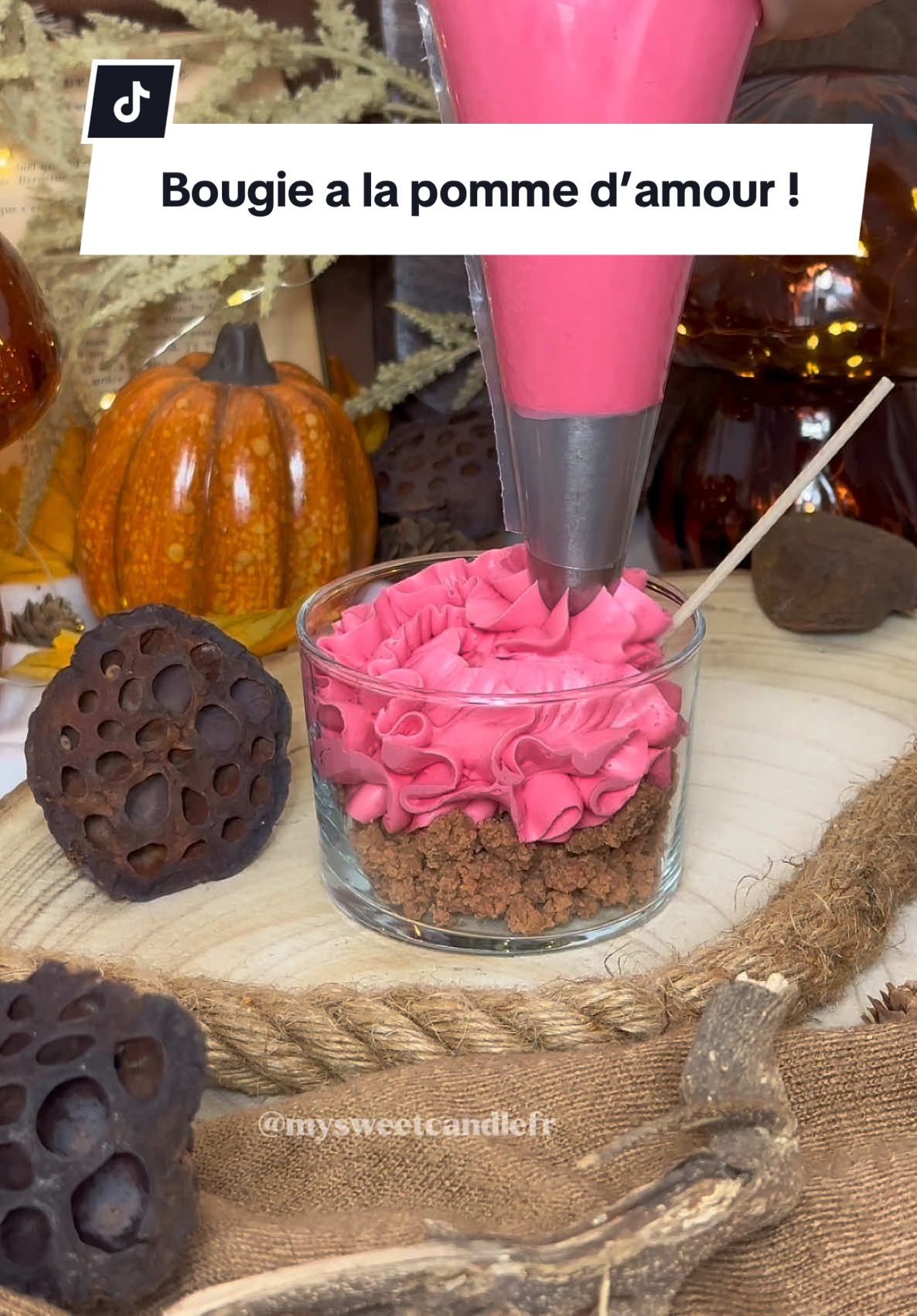 Notre jolie bougie à la pomme d’amour vous attend 🤭 Entièrement en cire de soja, sa mèche est en coton et sa fragrance vient de Grasse 🇫🇷  #bougiegourmande #bougiesgourmande  #bougies #candle #dessertcandle #bougiechantilly #createur #petitecreatrice #artisanat #artisanal #bougieschantilly #creation #bougieartisanale #chantilly #pochage #satisfy #satisfying #satisfaisant #satisfaction #videosatisfaisante #satisfyingvideo #SmallBusiness #bougiepommedamour #pommedamour 