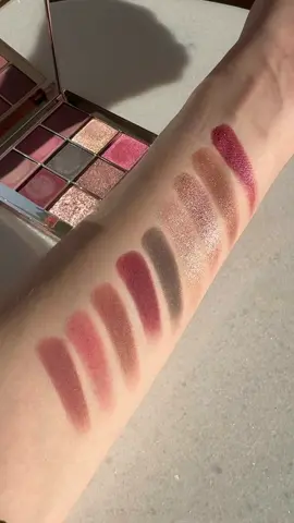 Pillow Talk Beautyverse Love Palette @Charlotte Tilbury 🥰 #eyeshadowswatches #charlottetilbury #makeupswatches #makeupreviews 