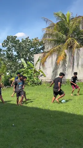 Kalian main bola gini juga ga kalo ga ada gawang, gawang nya pake sendal #fyp #ceritakita #tipetipeomped