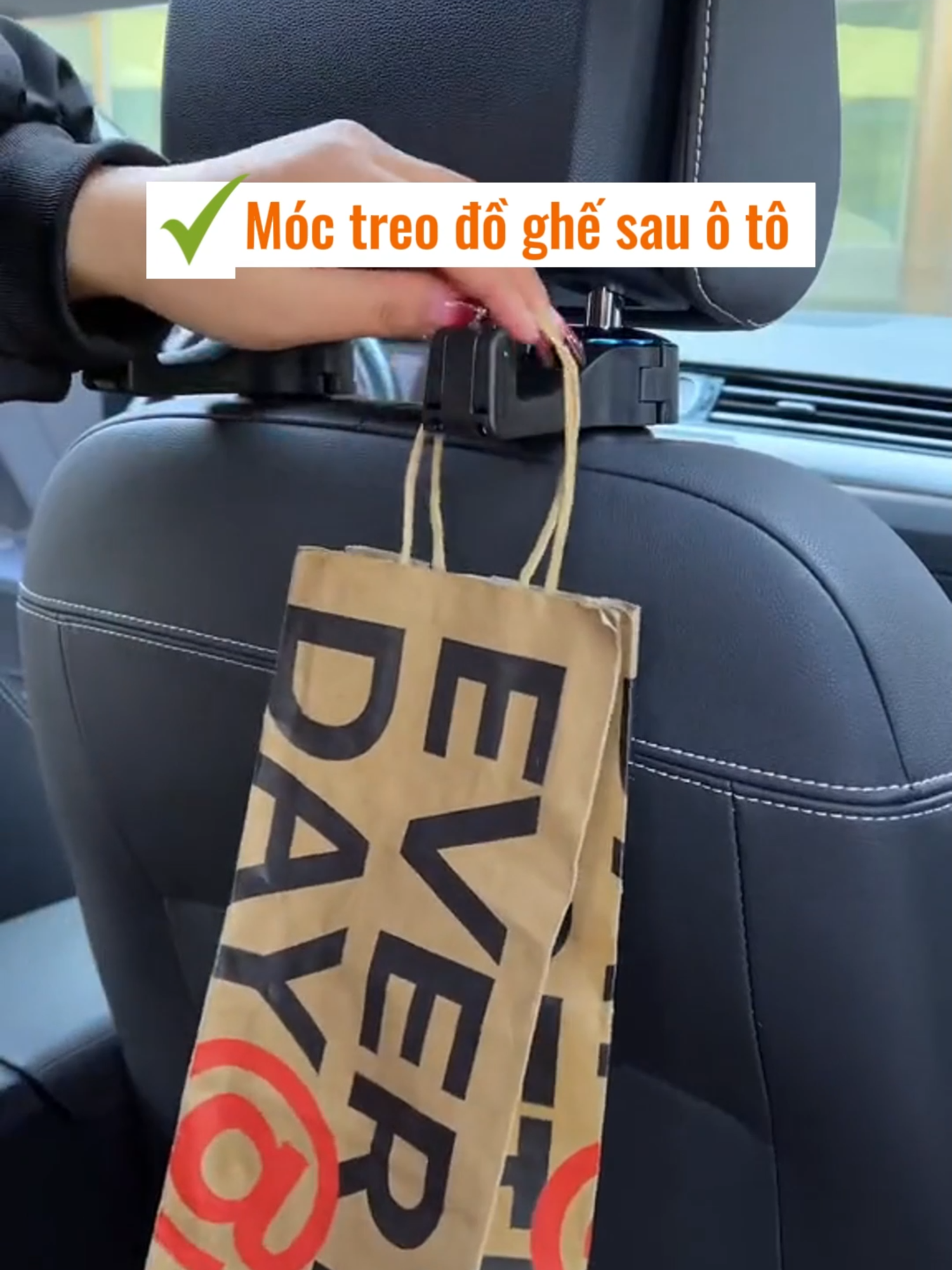Móc treo đồ ghế sau ô tô tận dụng không gian trên xe và đem lại sự tiện nghi  #silvercar #silvercarstore #dochoioto #phukienxehoi #phukienoto #moctreodo
