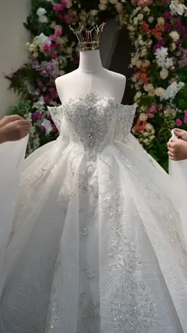 May gấp 20 ngày hoàn thiện chiếc váy 6in1 quá lộng lẫy cho dâu #romywedding #tiemvaycuoiromy #vaycuoiromy #xuongaocuoiromy 