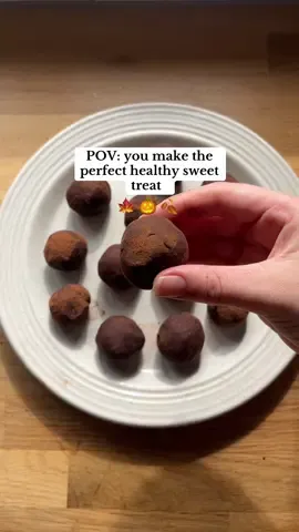 These sweet potato chocolate truffles are the perfect healthy sweet treat  The recipe will be on next weeks meal plan link in my bio 🥰  #healthysnacks #healthysnackideas #falldesserts #autumnbaking #autumn #easyhealthydesserts #healthieralternatives #healthyrecipes #easyhealthyrecipes 