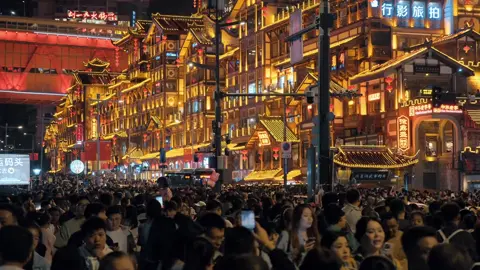 Khi đến Trùng Khánh không thể không đến Hồng Nhai Động, địa danh nổi tiếng nằm giao nhau giữa sông Dương Tử và sông Gia Lăng, nơi có lịch sử hơn 2300 năm từ thời nhà Minh và Thanh TCN. #views #fyp #xuhuong 