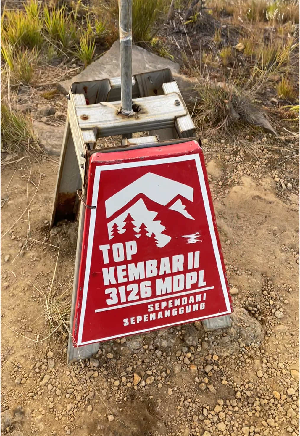 Sunset di Mt. kembar 2🥹#fyp #xzybca #Hiking #arjunowelirang #pendakiindonesia #trend #Outdoors #pendaki #mountain 