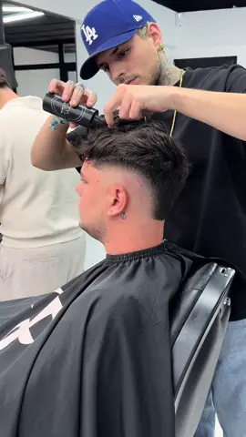 Paso a paso degradado en mohawk 💈 #barber #barbershop #mohawk #hairtutorial #pelocorto #texturizado #barcelona 