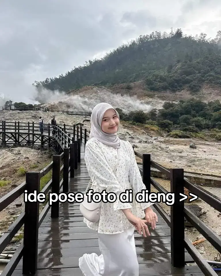 aku kasih tips ide pose foto saat di Dieng. ini tempatnya di kawasan kawah sikidang Dieng ya bes. keranjang kuning outfit nya ada disini 👉 @Inspirasi OOTD🕊💕  #munculberanda #OOTD #outfitideas #fypシ #racuntiktok 