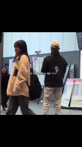 Airport pick-ups are the purest form of showing love🥹🫶🏻 kalian ldr paling lama brp tahun? #ldr #ldrstory #longdistancerelationship #airport #couplegoals #Relationship #lovelanguage #hug #gemes #soundviral #fyp 