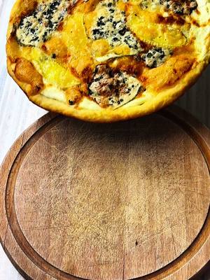Potřebuješ:  250g 0,5% tvarohu v papíru  špetku soli  70g polohrubé mouky ( nebo 100g hladké pro stejné těsto, takže proto polohrubé 🤝 ) Omáčka:  100g zakysané smetany 15%  sůl, česnek dle chuti  Ostatní sýry ( mozarella, niva, tvarůžky, hermelín ) dle potřeby. Pro nižší kalorie doporučuju light verze ❤️ s těmi má pak jen 650kcal a přes 60g bílkovin, takže tě skvěle zasytí😊
