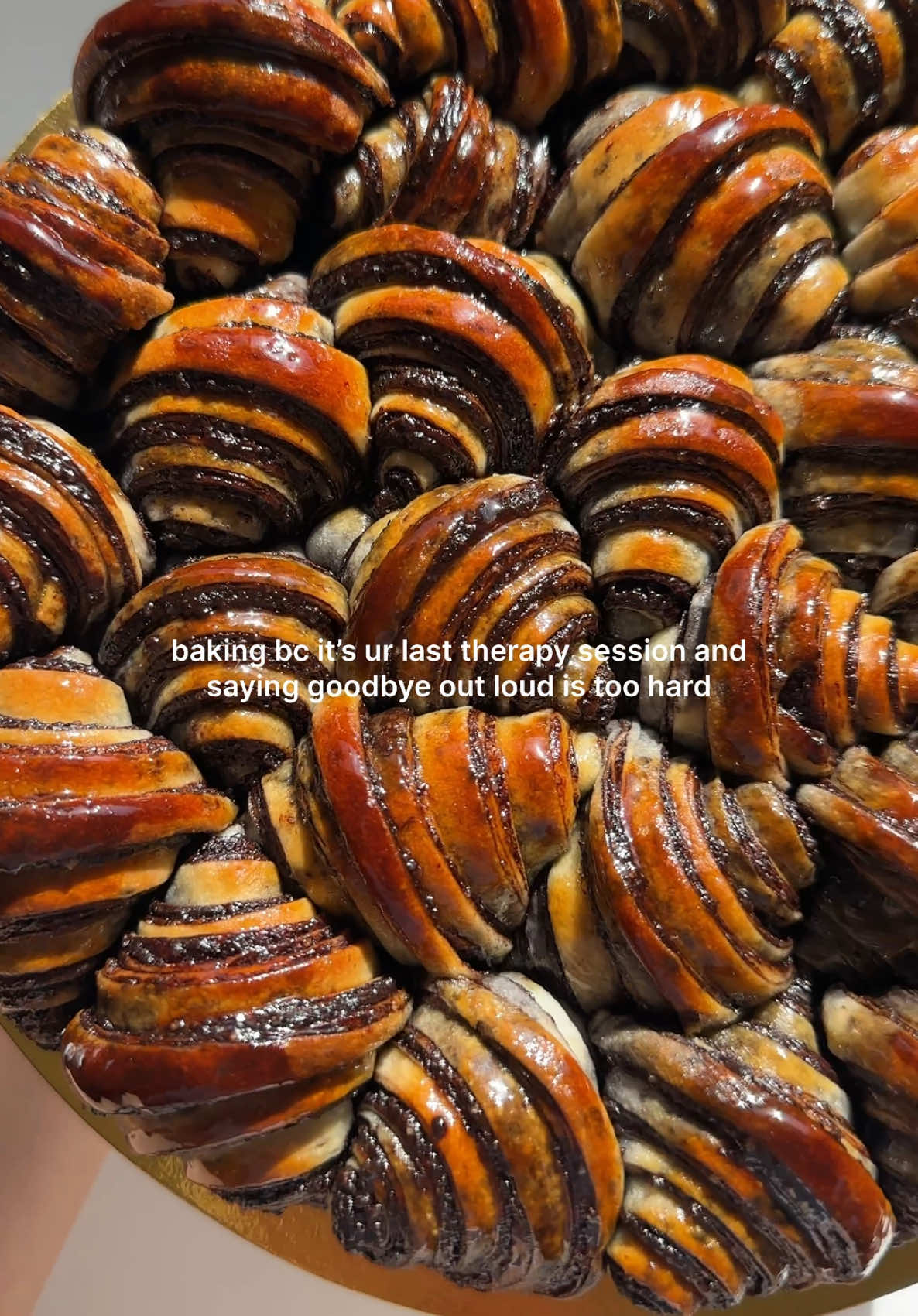 We literally switched over to zoom but it’s just not the same anymore😩  Btw, full recipe for the rugalach is on my blog itsvegansis.com - link in my bio🫶 . . . . . #bakingtherapy #therapy #baking #chocolate #giftgiving 